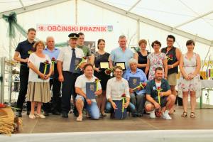 Dobitniki plaket in priznanj Občine Grad z županjo in direktorico občinske uprave ga. Marjeta Geld